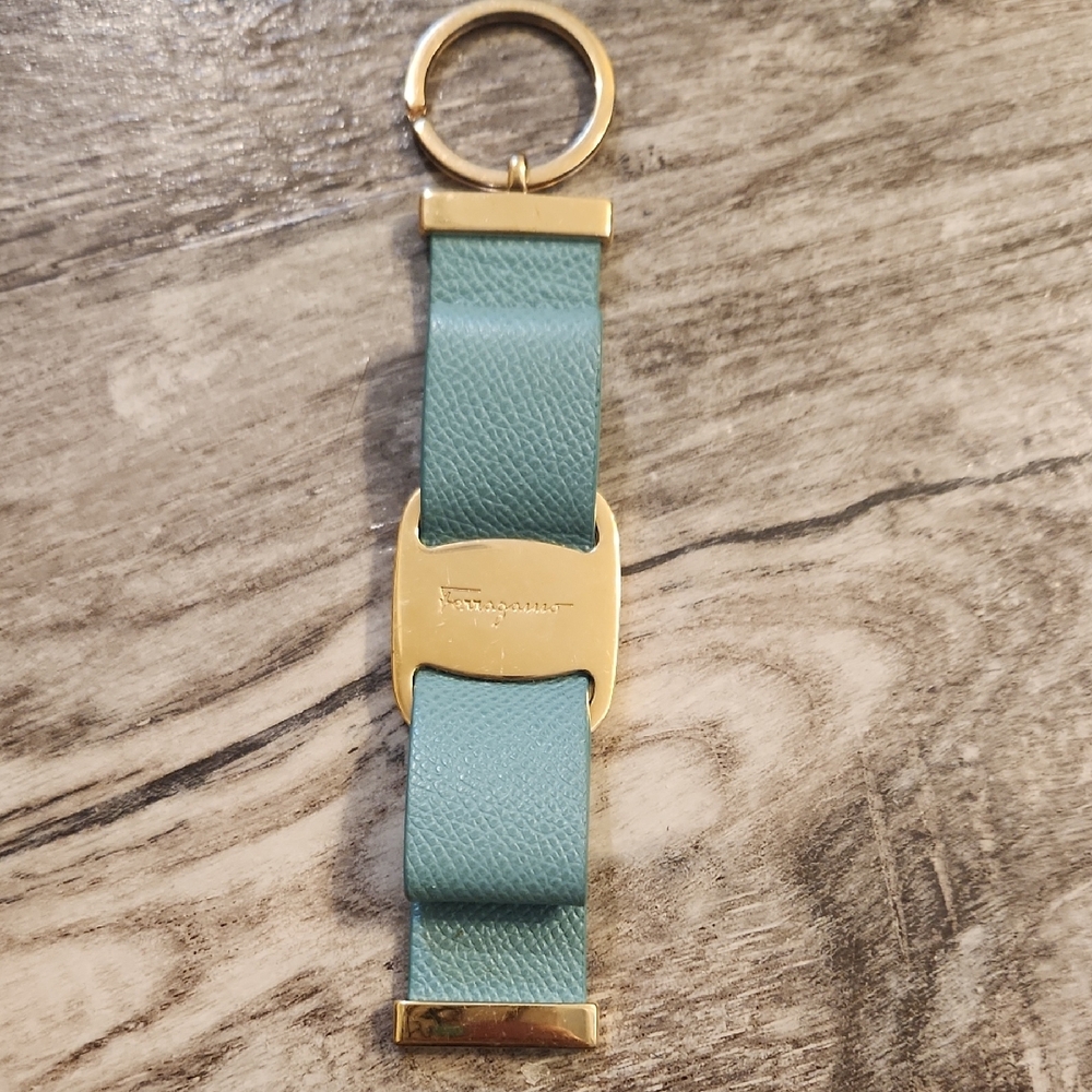 Ferragamo Vara Bow Keychain Gold.